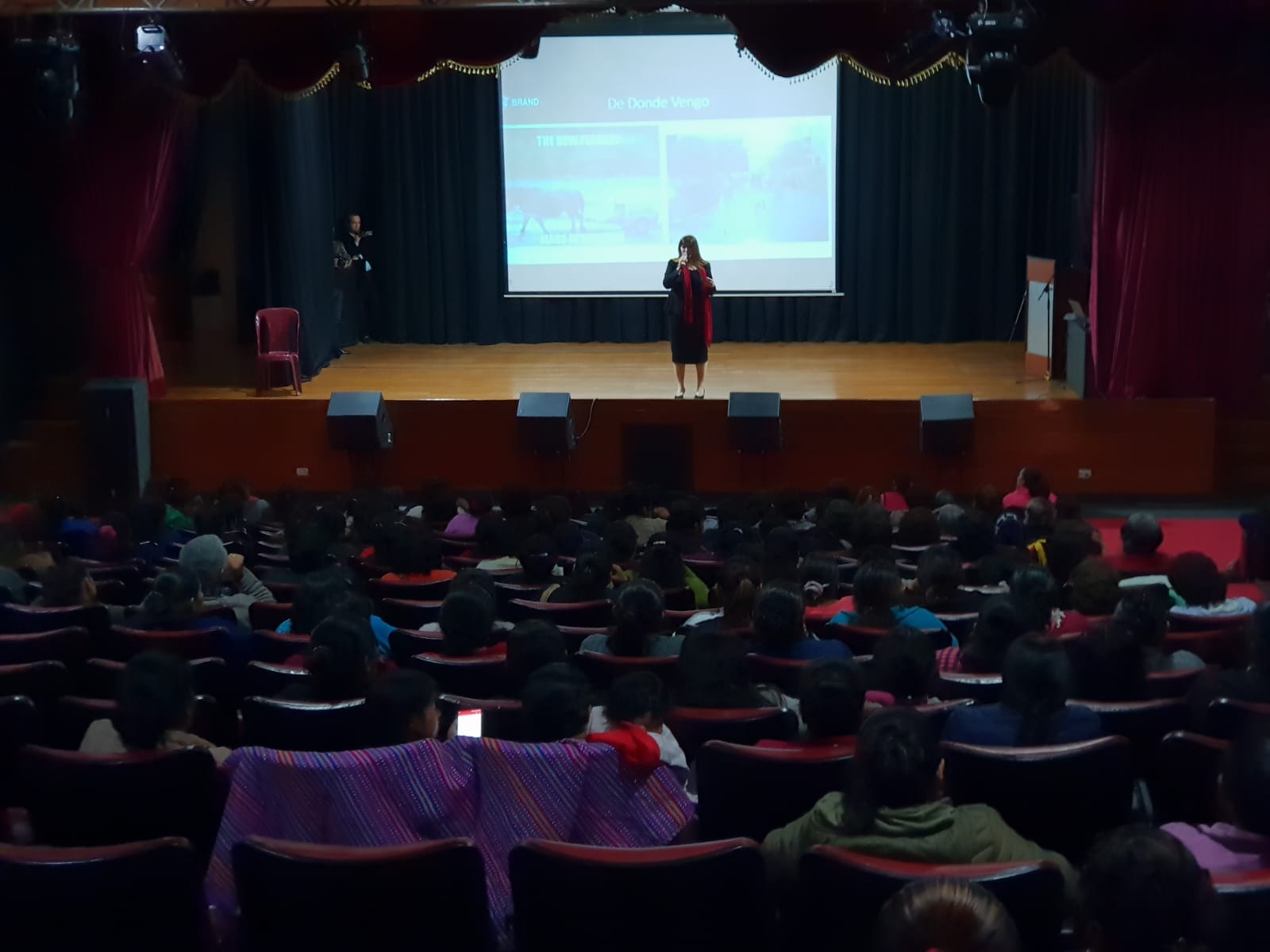 2 Lider-Orador-Sales-and-Branding-Conference-for-Low-Income-Women-Centro-Cultural-de-Ate-Lima-Peru-3-1