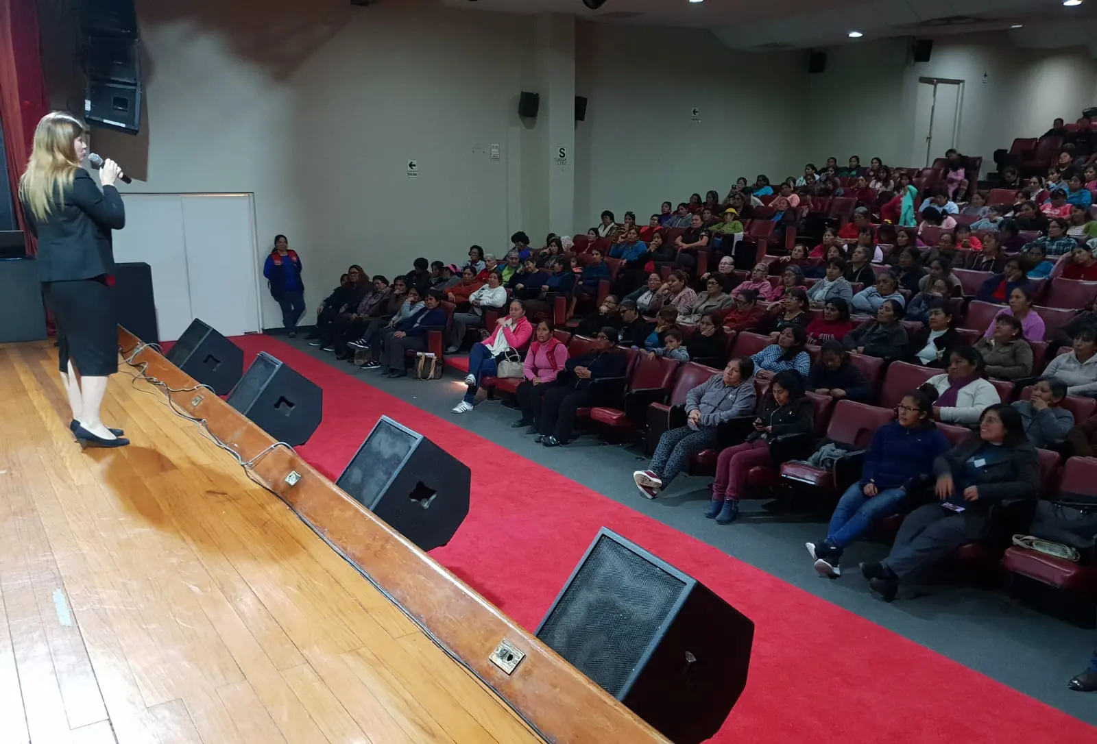 6Lider-Orador-Sales-and-Branding-Conference-for-Low-Income-Women-Centro-Cultural-de-Ate-Lima-Peru-2-1